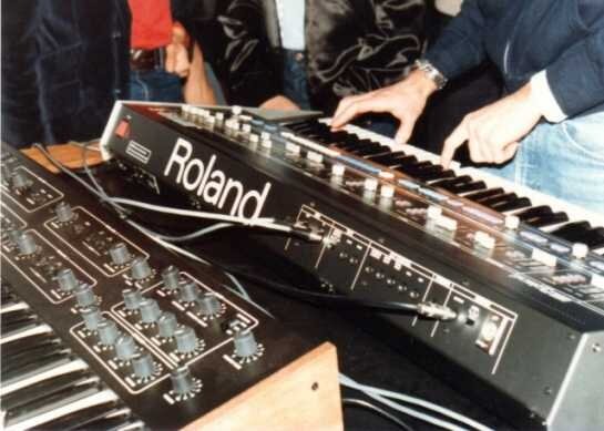 Первая публичная демонстрация MIDI на NAMM 1983 года. Синтезаторы Roland Jupiter-6 и Sequential Circuits Prophet-600 соединены MIDI-кабелями. 